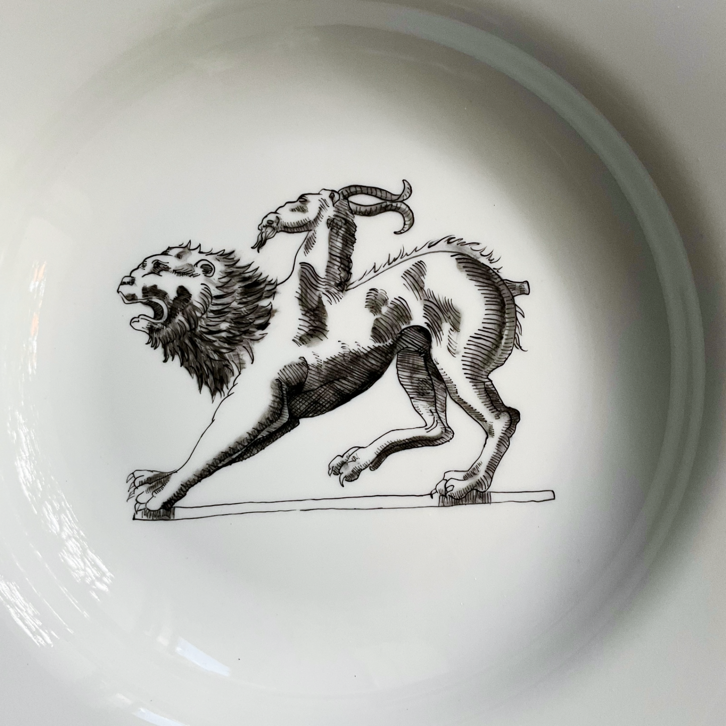 Piatto fondo “Monstrorum Historia” Chimera